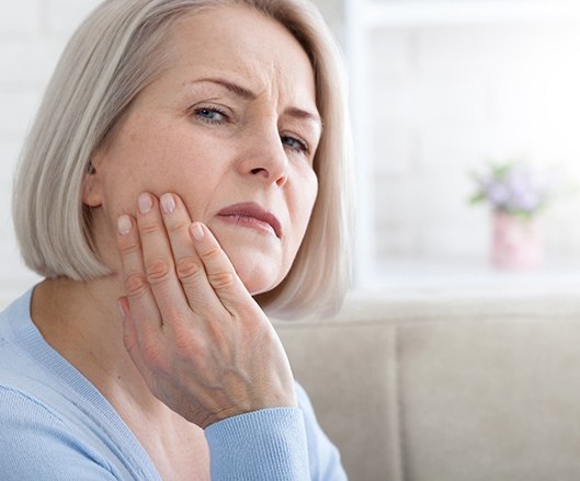 Woman with tooth pain may need to visit prosthodontist