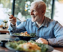 Man eating a healthy meal